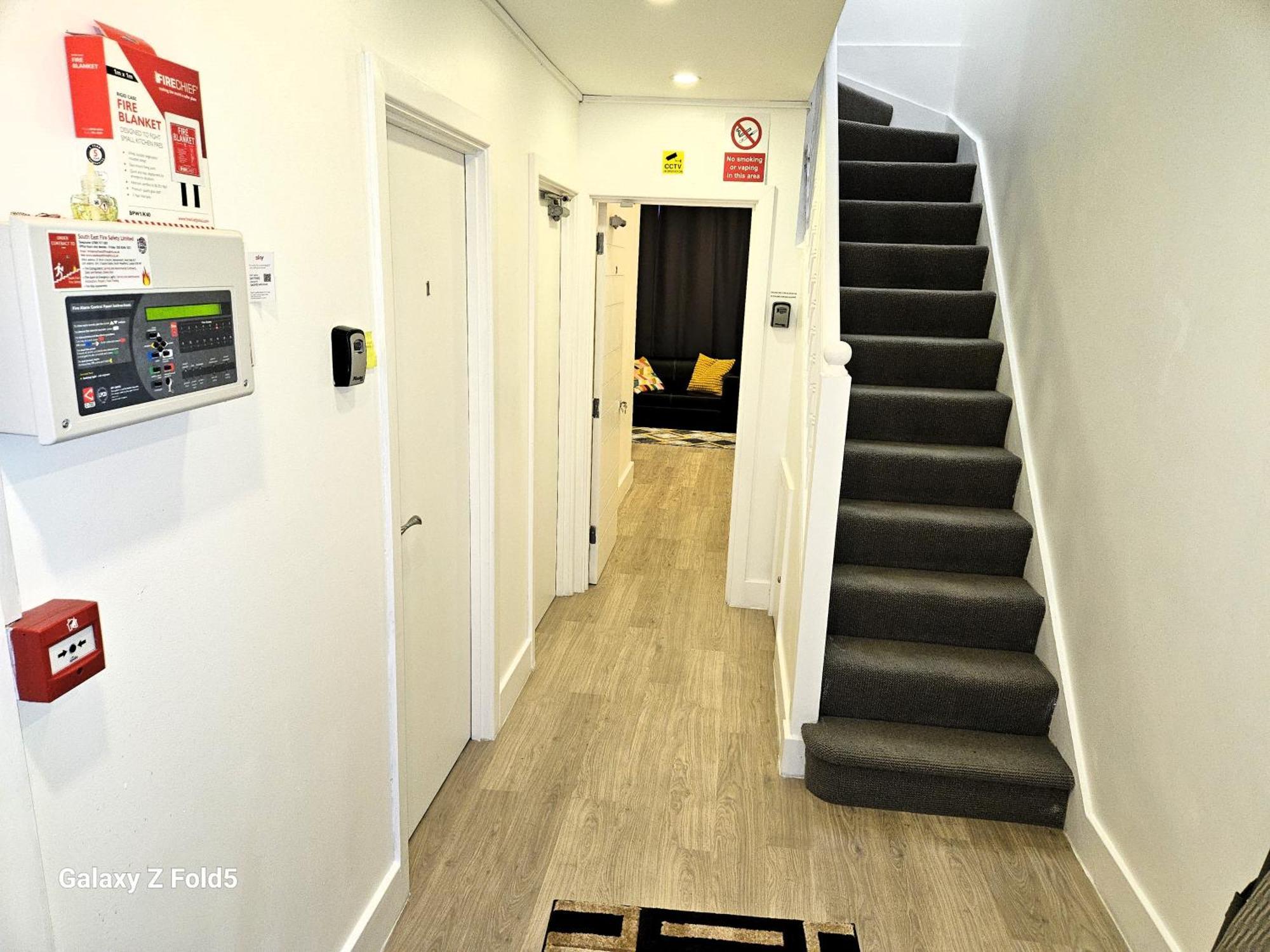 London Sleephouse Partying Is Not Allowed Pls Bagian luar foto